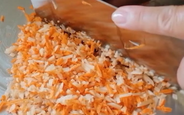Băm nhuyễn cà rốt và khoai tây
