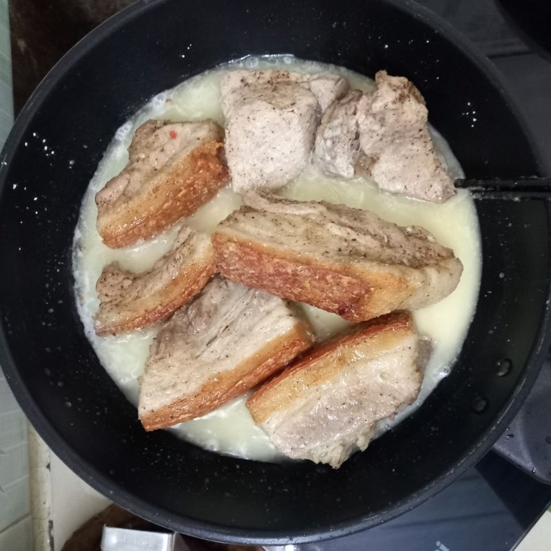 Bước 2 Chiên thịt heo Thịt ba rọi chiên nước mắm (công thức được chia sẻ từ người dùng)