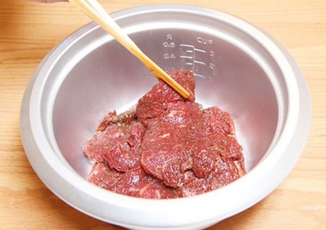 Cho thịt bò vào nồi cơm điện nấu chín