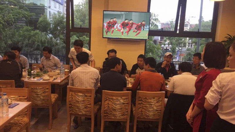 Hệ thống màn hình tivi tại nhà hàng Song Dương sẵn sàng chiếu các trận đấu bóng để phục vụ thực khách