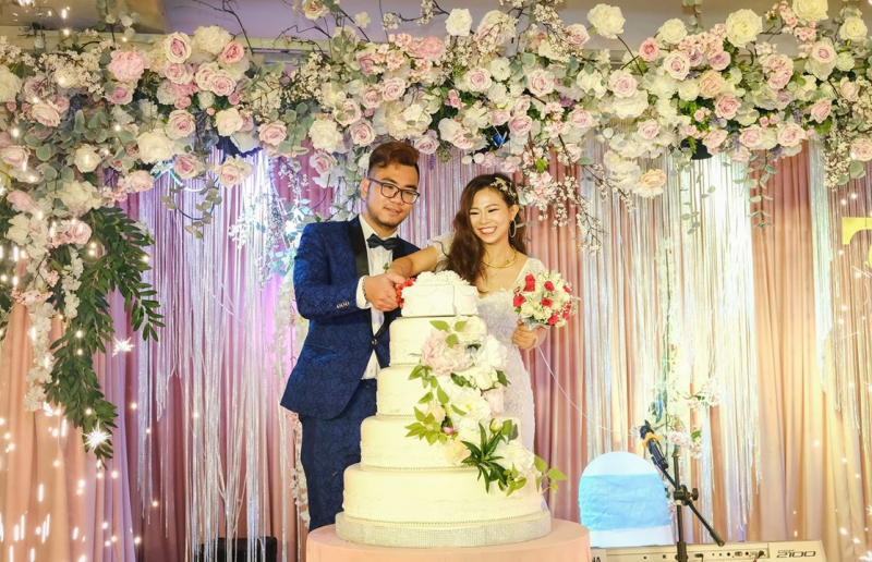 Hình ảnh cô dâu chú rể cùng nhau cắt bánh kem trong lễ cưới mình tại nhà hàng