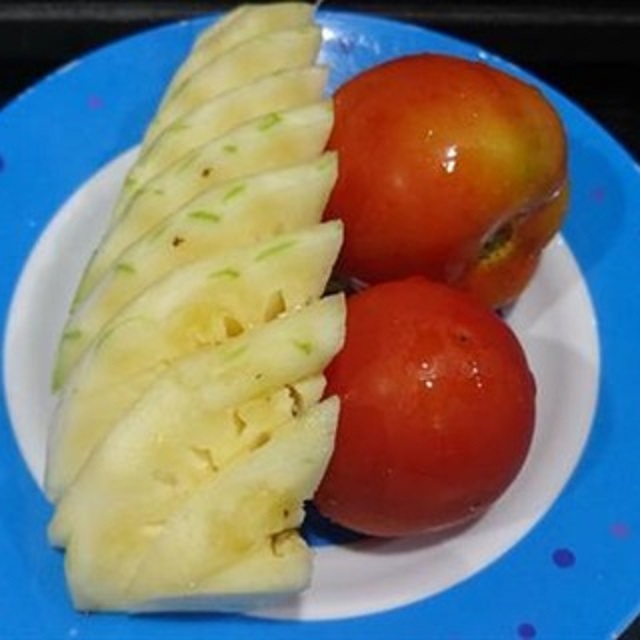 Sơ chế cà chua, dứa và măng tươi