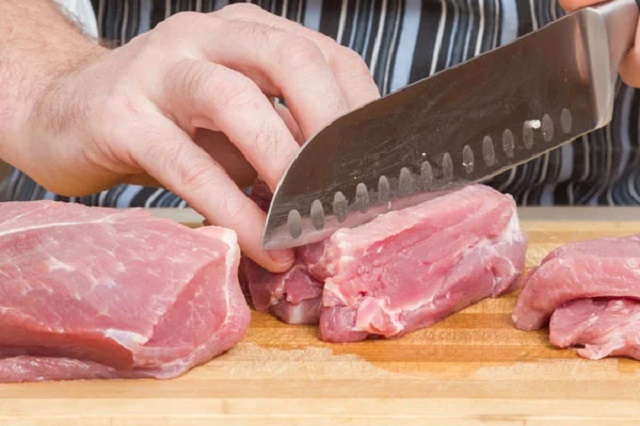Sơ chế thịt bò sạch sẽ, để ráo nước rồi cắt theo chiều dọc