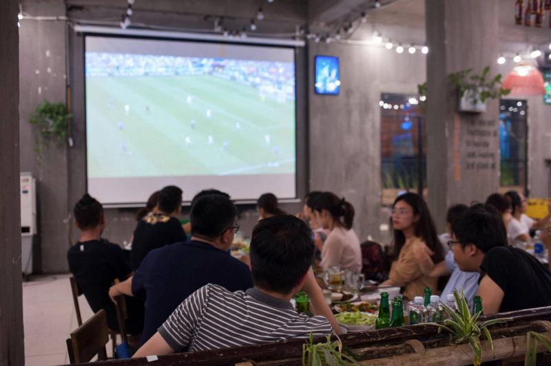 Nhà hàng T+Beer thường xuyên truyền hình trực tiếp các trận bóng phục vụ thực khách