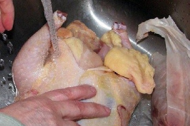 Thịt gà sơ chế sạch, khử bớt mùi tanh và để ráo nước