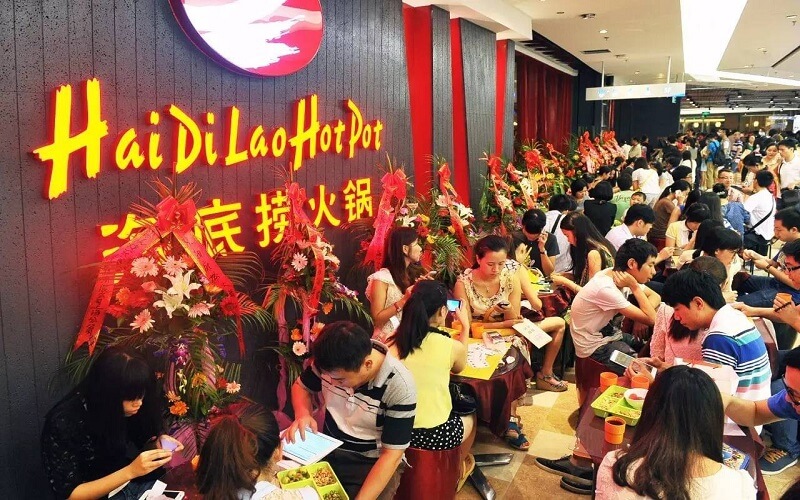 Nhà hàng lẩu Haidilao là địa điểm được nhiều giới trẻ, gia đình yêu thích
