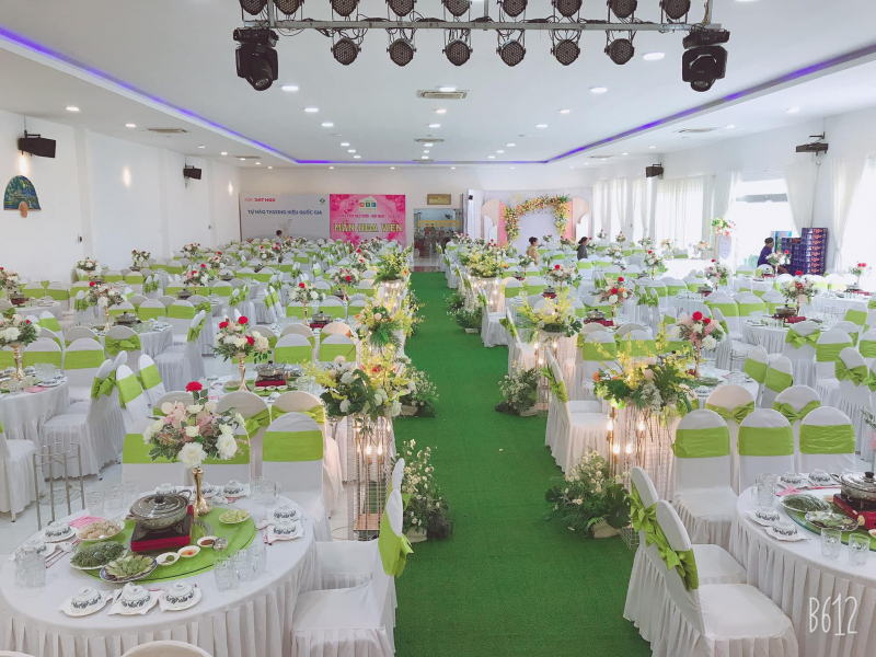 Không gian ngập tràn sắc hoa tại sảnh cưới của Mẫn Hoa Viên